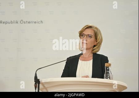 Wien, Österreich. 12. Juli 2022 Pressekonferenz mit Klimaschutzministerin Leonore Gewessler im Bundesministerium für Kunst, Kultur, Öffentlichen Dienst und Sport in Wien. Stockfoto