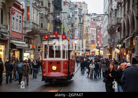 Historische Rote Straßenbahn auf Istiklal Caddesi, Beyoglu, Istanbul, Türkei Foto:Bo Arrhed Stockfoto