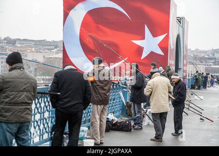 Angeln im Goldenen Horn von der Galata Brücke in Istanbul, Türkei Stockfoto