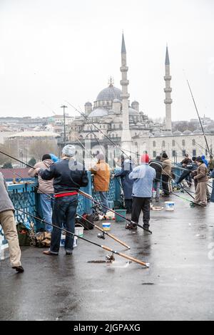 Angeln im Goldenen Horn von der Galata Brücke in Istanbul, Türkei Stockfoto