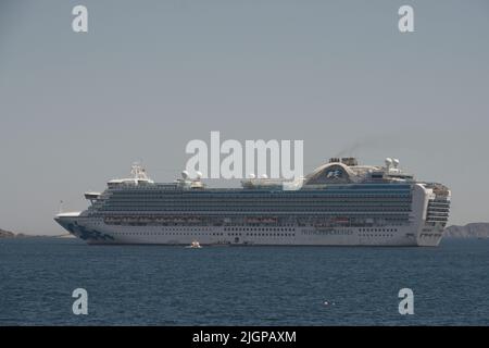 10. Juli 22 St. Peter Port Guernsey, Kanalinseln Kreuzfahrtschiff Emerald Princess Crown Class, vor Anker vor dem Hafen Stockfoto
