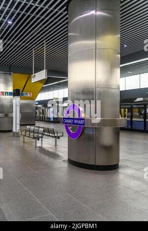 Bahnhofsebene des Bahnhofs Canary Wharf an der neuen Elizabeth Line U-Bahn in London. Rolltreppen sind in gelbes Glas gehüllt. Stockfoto