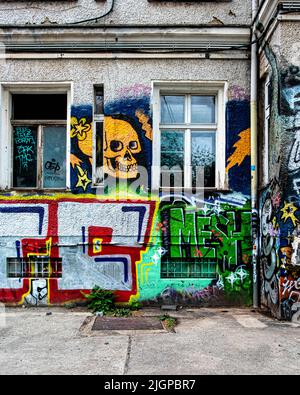 Berlin, Friedrichshain, RAW-Gelände. Die Außenseite des alten Industriegebäude in Street Art und Graffiti tags abgedeckt Stockfoto