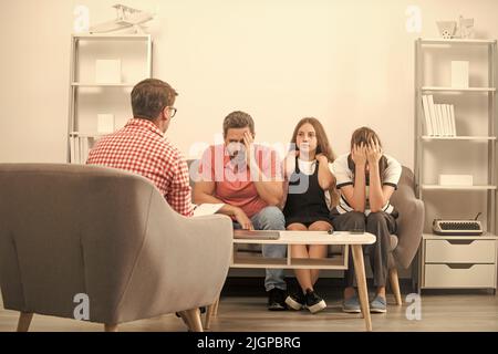 Telefon süchtig Vater Mutter und Kind bei Familie Psychologe, Berater Stockfoto