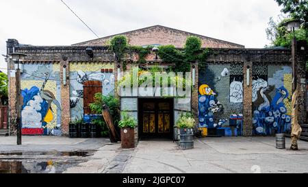 Berlin-Friedrichshain, RAW-Gelände. Crack Bellmer Bar & Night Club außen, einem Ort für Filmvorführungen, DJs, Tanz in alten Industriegebäude Stockfoto