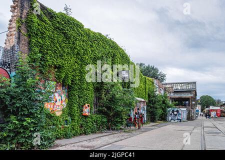 Berlin-Friedrichshain, ROHE Geländer Möbelgeschäft & Flohmarkt in alten Industriegebäuden Stockfoto