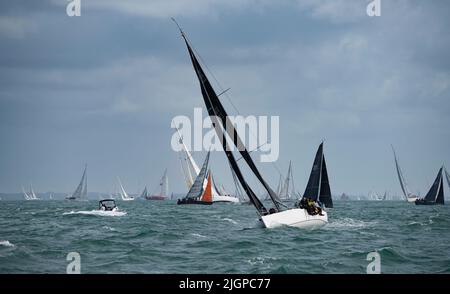 Ein toller Tag, um auf dem Wasser in der Solent während des sehr geschäftigen Isle of Wight Round the Island Yacht Race an der Südküste von England zu sein Stockfoto