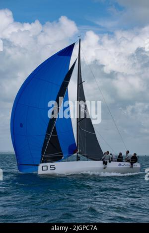 Speedy Segelyacht Moral Compass auf dem Weg zu einem Sieg in ihrer Klasse auf der Isle of Wight rund um die Insel Segelboot Rennen entlang der Südküste. Stockfoto