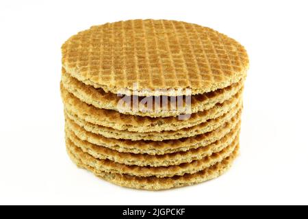 Stapel von karamellgefüllten goldenen Waffeln isoliert auf weißem Hintergrund Stockfoto