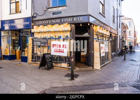 Fish and Chips Shop in einem alten Teil von Norwich offen bleiben, trotz der Absenkung und Gerüste für strukturelle Festigkeit Stockfoto