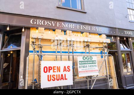 Fish and Chips Shop in einem alten Teil von Norwich offen bleiben, trotz der Absenkung und Gerüste für strukturelle Festigkeit Stockfoto