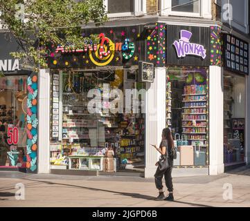 Oxford Street, London, Großbritannien. 11. Juli 2022. AmeriCandy Süßwarenladen in der Oxford Street. Stockfoto