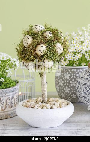 Schöne Osterdekoration mit Blumen, Moos und Kerzen. Partydekor Stockfoto