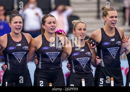 AMSTELVEEN, NIEDERLANDE - JULI 12: Tarryn Davey aus Neuseeland, Olivia Shannon aus Neuseeland, Alex Lukin aus Neuseeland, Frances Davies aus Neuseeland vor dem Spiel der FIH Hockey Women's World Cup 2022 zwischen Neuseeland und Deutschland im Wagener Hockey Stadium am 12. Juli, 2022 in Amstelveen, Niederlande (Foto: Jeroen Meuwsen/Orange Picturs) Stockfoto