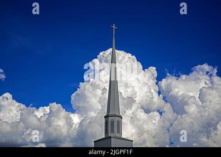Wunderschöne Wolken bilden eine dramatische Kulisse für einen Kirchturm in Nord-Zentral-Florida. Stockfoto