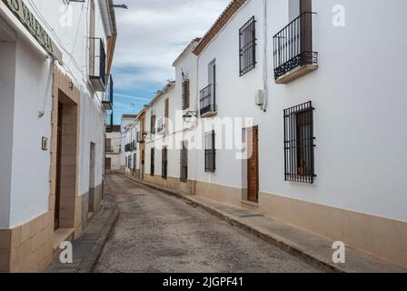 ALMAGRO, SPANIEN – 11. OKTOBER 2021: Traditionelle Architektur in Almagro, in der Provinz Ciudad Real, Spanien. Diese Stadt ist ein Touristenziel und Stockfoto