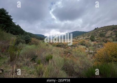 Blick auf den Hueco de San Blas, ein sehr beliebter Ort für Wanderer in der Gemeinde Manzanares el Real, Provinz Madrid, Spanien Stockfoto