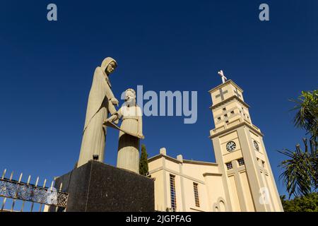 Anápolis, Goiás, Brasilien – 10. Juli 2022: Detail der Kathedrale von Bom Jesus da Lapa mit einem Bild eines heiligen und blauem Himmel. Stockfoto