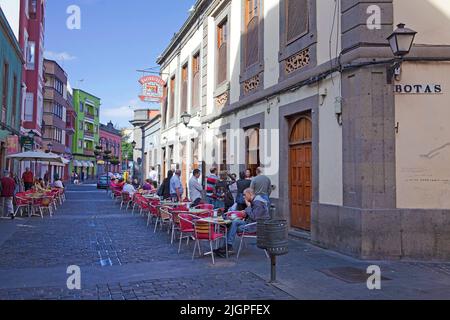 Straßencafe und Restaurants in einer Gasse, Altstadt Vegueta, Las Palmas, Kanarische Inseln, Spanien, Europa Stockfoto