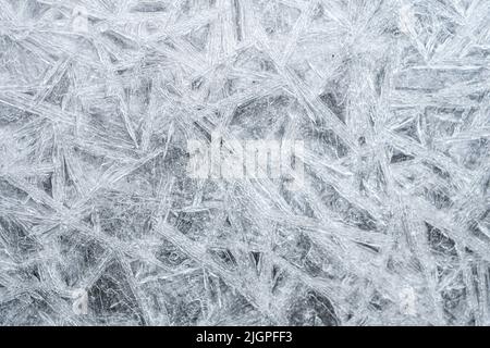 Nahaufnahme oder Makro von Eiskristallen aus gefrorenem Wasser in der Wintersaison Stockfoto