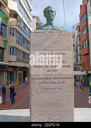 Denkmal zu Ehren von Pepe Concalves, Gründer der kanarischen Socker, Promenade an der Playa de las Canteras, Las Palmas, Grand Canary, Kanarische Inseln, Spanien Stockfoto