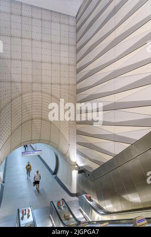 Rolltreppen am Ausgang Moorgate der U-Bahn-Station Liverpool Street auf der neuen U-Bahn-Linie Elizabeth Line in London. Stockfoto