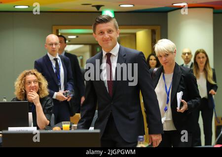 Brüssel, Belgien. 12.. Juli 2022. Der stellvertretende kroatische Premierminister und Finanzminister Zdravko Maric (C) nimmt am 12. Juli 2022 an der Sitzung des EU-Rates für Wirtschaft und Finanzen in Brüssel, Belgien, Teil. Quelle: Zheng Huansong/Xinhua/Alamy Live News Stockfoto