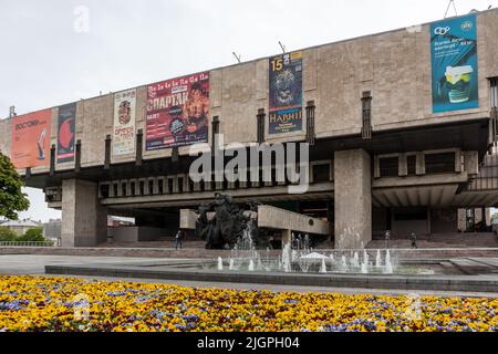 Kharkiv, Ukraine - 08. Mai 2021: Das Staatliche Akademische Oper- und Balletttheater Kharkiv mit Springbrunnen und lebhaften Stiefmütterchen blüht im Frühling Stockfoto