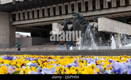 Kharkiv, Ukraine - 08. Mai 2021: Das Staatliche Akademische Oper- und Balletttheater Kharkiv mit Springbrunnen und lebhaften Stiefmütterchen blüht im Frühling Stockfoto