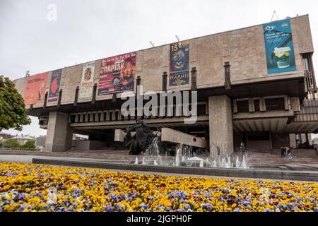 Kharkiv, Ukraine - 08. Mai 2021: Das Staatliche Akademische Oper- und Balletttheater Kharkiv mit Springbrunnen und lebhaften Stiefmütterchen blüht im Frühling Stockfoto