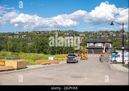 Calgary, Alberta - 10. Juli 20222: Wohnungsbau in den Vororten von Calgary. Stockfoto