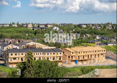 Calgary, Alberta - 10. Juli 20222: Wohnungsbau in den Vororten von Calgary. Stockfoto