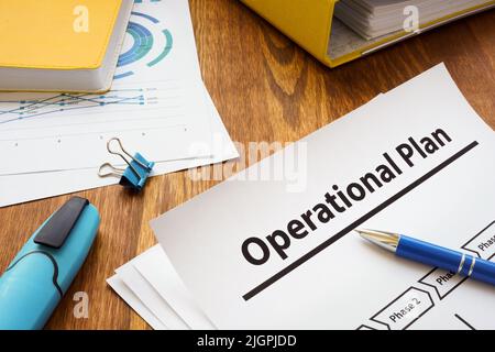 Stapel von Papieren mit Betriebsplan und Ordner. Stockfoto
