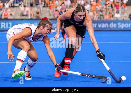 AMSTELVEEN, NIEDERLANDE - 12. JULI: Linnea Weidemann aus Deutschland, Olivia Merry aus Neuseeland beim FIH Hockey Women's World Cup 2022 Spiel zwischen Neuseeland und Deutschland im Wagener Hockey Stadium am 12. Juli 2022 in Amstelveen, Niederlande (Foto: Jeroen Meuwsen/Orange Picles) Stockfoto