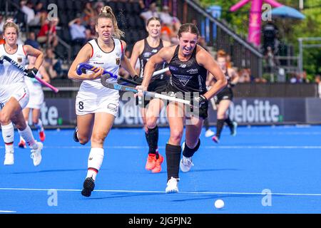 AMSTELVEEN, NIEDERLANDE - 12. JULI: Olivia Shannon aus Neuseeland, Anne Schroder aus Deutschland während des FIH Hockey Women's World Cup 2022 Spiels zwischen Neuseeland und Deutschland im Wagener Hockey Stadium am 12. Juli 2022 in Amstelveen, Niederlande (Foto: Jeroen Meuwsen/Orange Picles) Stockfoto