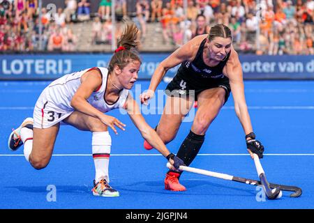 AMSTELVEEN, NIEDERLANDE - 12. JULI: Linnea Weidemann aus Deutschland, Olivia Merry aus Neuseeland beim FIH Hockey Women's World Cup 2022 Spiel zwischen Neuseeland und Deutschland im Wagener Hockey Stadium am 12. Juli 2022 in Amstelveen, Niederlande (Foto: Jeroen Meuwsen/Orange Picles) Stockfoto