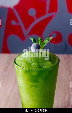 Köstliche natürliche Säfte, um mit Freunden und Familie genießen gute Gesellschaft zu teilen, dank dieser Säfte voller Früchte und Vitamine, gibt es differe Stockfoto