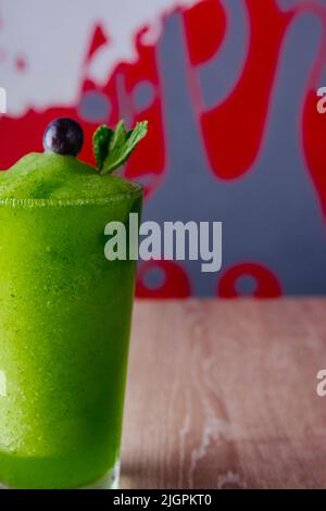 Köstliche natürliche Säfte, um mit Freunden und Familie genießen gute Gesellschaft zu teilen, dank dieser Säfte voller Früchte und Vitamine, gibt es differe Stockfoto