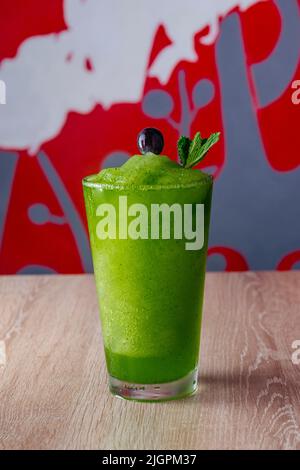 Köstliche natürliche Säfte, um mit Freunden und Familie genießen gute Gesellschaft zu teilen, dank dieser Säfte voller Früchte und Vitamine, gibt es differe Stockfoto