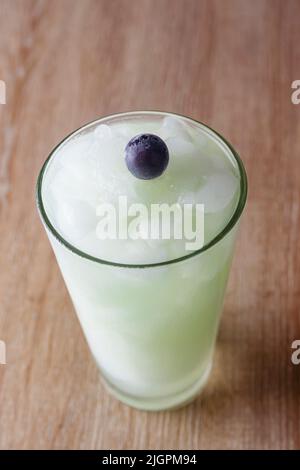 Köstliche natürliche Säfte, um mit Freunden und Familie genießen gute Gesellschaft zu teilen, dank dieser Säfte voller Früchte und Vitamine, gibt es differe Stockfoto