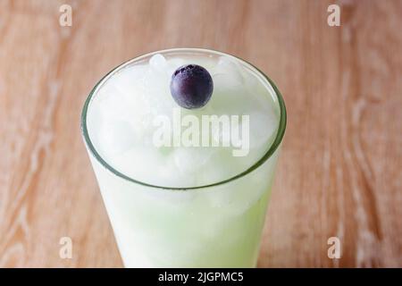 Köstliche natürliche Säfte, um mit Freunden und Familie genießen gute Gesellschaft zu teilen, dank dieser Säfte voller Früchte und Vitamine, gibt es differe Stockfoto