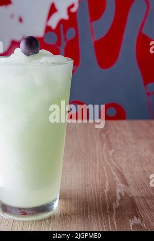 Köstliche natürliche Säfte, um mit Freunden und Familie genießen gute Gesellschaft zu teilen, dank dieser Säfte voller Früchte und Vitamine, gibt es differe Stockfoto