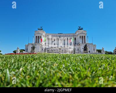 Altar des Vaterlandes, ein berühmtes italienisches Nationaldenkmal. Grüner Rasen vor dem Hotel, von der Piazza Venezia aus gesehen. Stockfoto