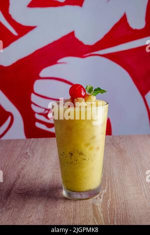 Köstliche natürliche Säfte, um mit Freunden und Familie genießen gute Gesellschaft zu teilen, dank dieser Säfte voller Früchte und Vitamine, gibt es differe Stockfoto