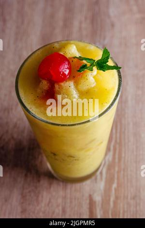 Köstliche natürliche Säfte, um mit Freunden und Familie genießen gute Gesellschaft zu teilen, dank dieser Säfte voller Früchte und Vitamine, gibt es differe Stockfoto