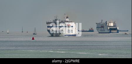 Portsmouth, England, Großbritannien. 2022. RORO Cross Channel Autofähren fahren auf dem Solent, in der Nähe des Eingangs zum Hafen von Portsmouth. Stockfoto