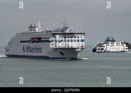 Portsmouth, England, Großbritannien. 2022. Cross Channel Autofähre Salamanca, die in der Nähe einer kleineren Isle of Wight Fähre auf dem Solent Südengland liegt. Stockfoto