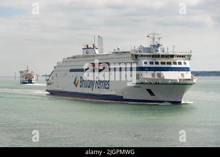 Portsmouth, England, Großbritannien. 2022. Cross Channel Autofähre Salamanca, die in der Nähe einer kleineren Isle of Wight Fähre auf dem Solent Südengland liegt. Stockfoto