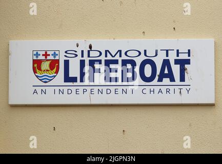 SIDMOUTH, DEVON, ENGLAND - 1. 2021. APRIL: Schild an der Seite der Sidmouth Rettungsbootstation informiert, dass es unabhängig und nicht von der RNLI finanziert ist Stockfoto