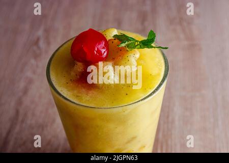 Köstliche natürliche Säfte, um mit Freunden und Familie genießen gute Gesellschaft zu teilen, dank dieser Säfte voller Früchte und Vitamine, gibt es differe Stockfoto